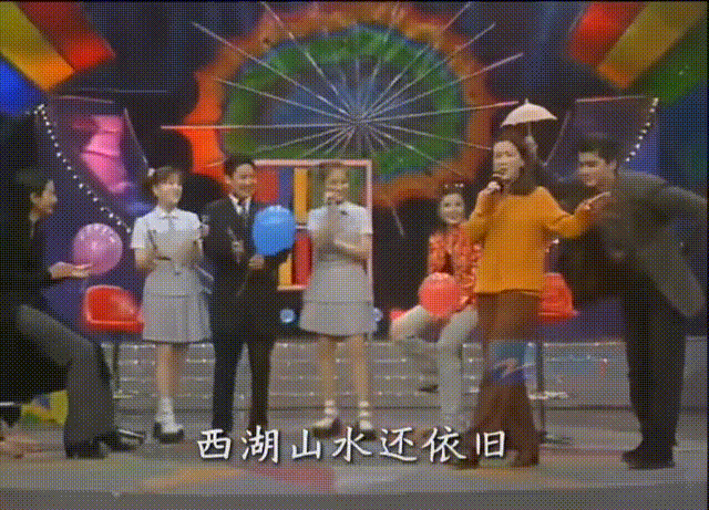 许何弯着腰抱着何晴遗像，背影很难过，许亚军没来给何晴撑伞！