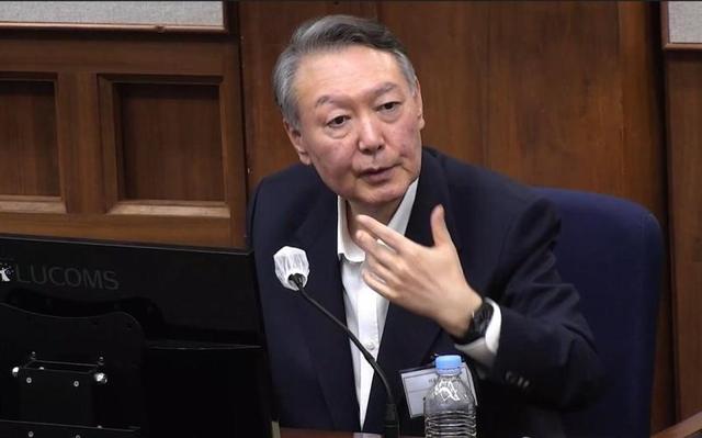 满头白发的尹锡悦，听到被判死刑通知，当场微笑后立即东张西望