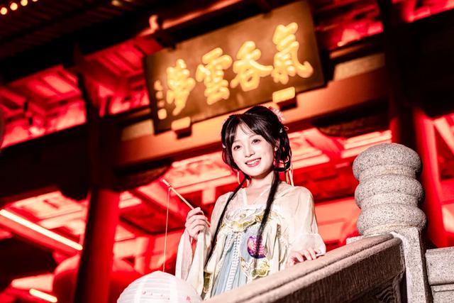 武汉文旅集团“超级文旅日”｜“七夕”版黄鹤楼上线