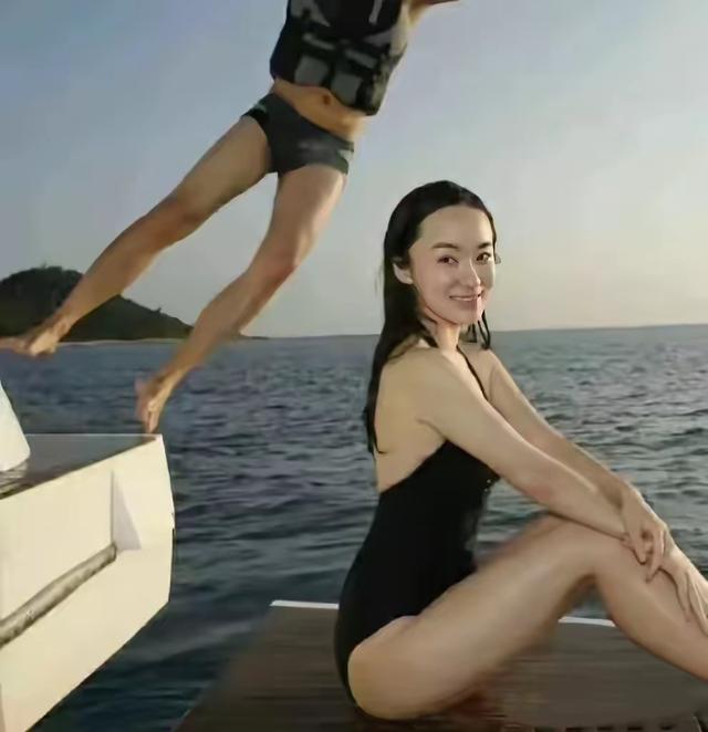 霍思燕和杜江在海上冲浪，每一个镜头都像拍大片，俩人玩得真刺激