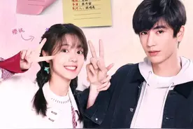 赵今麦坐张凌赫肩上😂，恰似樱桃童话骑白马🍒图片