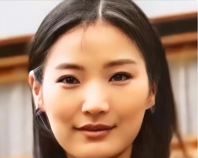 不丹佩玛王后置装费逐年上涨，披四爪龙披肩，拎爱马仕穿贝嫂高定