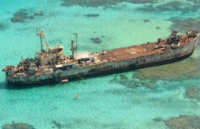 趴在中国仁爱礁9000多天的菲律宾军舰，如今已经再也拖不走了！