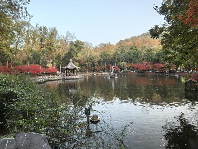 南京栖霞山一日徒步，游千年古刹，看漫山红叶