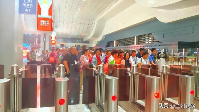 浪漫七夕，情暖列车：“环西部火车游·崆峒号”的温馨之旅
