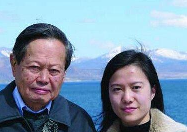 没想到，杨振宁去世后	，49岁妻子翁帆，竟因一个动作实现口碑暴涨