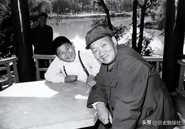 毛岸青81岁生日时的全家福，两个妹妹前来贺寿，儿媳刘滨体贴蹲着