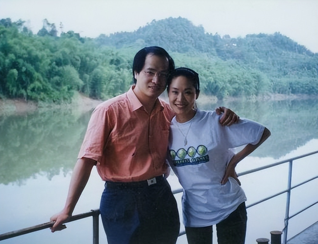 于文华：二婚嫁给未婚小伙，婚后23年未生一子，如今她过得如何？