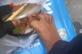 外卖小哥光脚踩外卖餐 还朝里吐口水？网友破防 评论区曝送外卖内幕图片