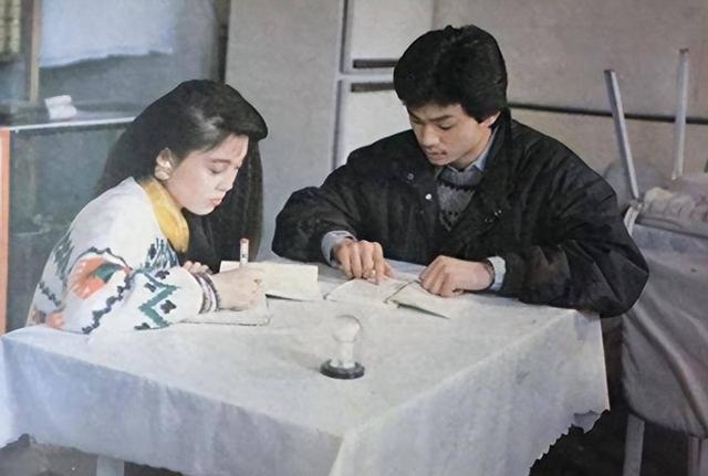 15年前，在妻子葬礼上哭到昏过去的果靖霖，如今过得怎么样了？