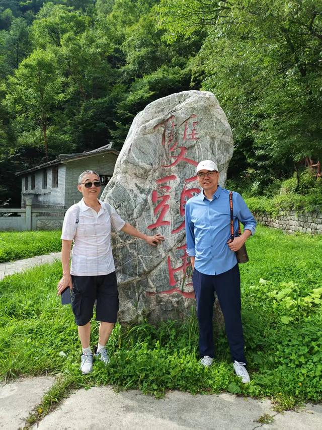 林壑听涛逢旧雨 溪声松语话流年