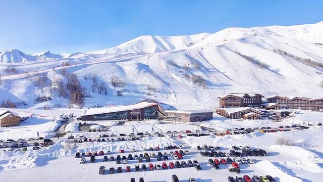 新疆冬日仙境：在人类滑雪起源地解锁粉雪、民俗与美食的终极狂欢