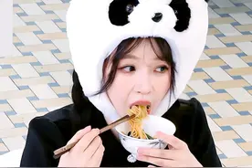 虞书欣中餐厅上演‘抽象大师’秀，网友：这小品我追定了！图片