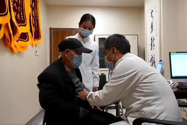 大蒜是尿酸的杀手？医生忠告：若想要肾脏健康，3种蔬菜要少吃