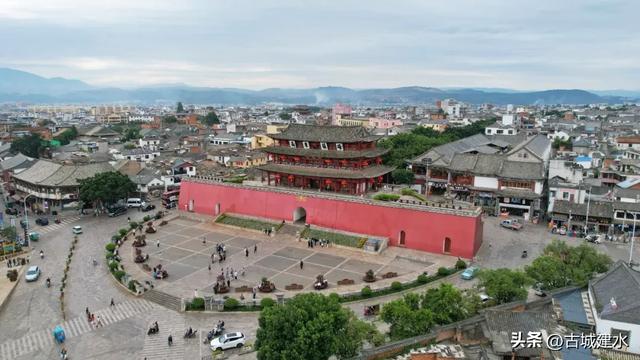 建水洋溢“中国红” 喜庆氛围迎国庆