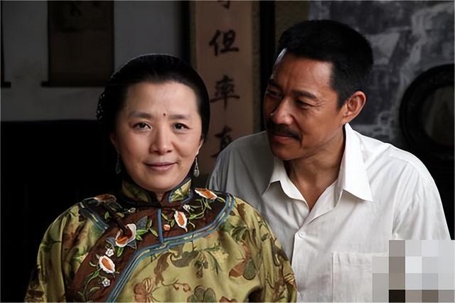 戏里又土又丑，戏外却是气质美女，“妈妈专业户”迟蓬让人敬佩