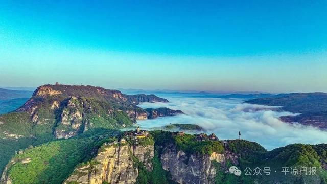 一场秋雨涤，崆峒云海起