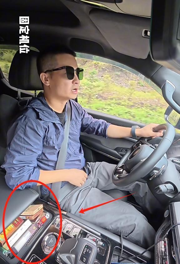 41岁老板西藏自驾游去世，错过两次求生机会，妻子因笑容惹争议