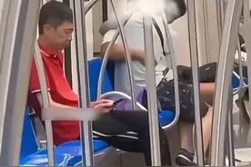 是有多饿?两男子在地铁上做不雅举动，视频曝光。丝毫不在意旁人图片