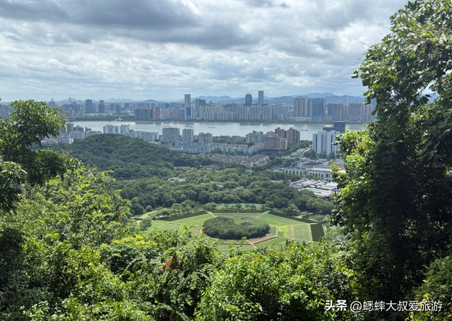 这个杭州名山真有超棒，集合了登山探洞祈福，关键还可以自驾上山
