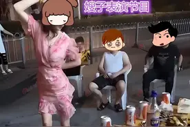 丈夫深夜和朋友喝酒撸串，妻子到现场跳舞助兴，丈夫：我跟你回家图片