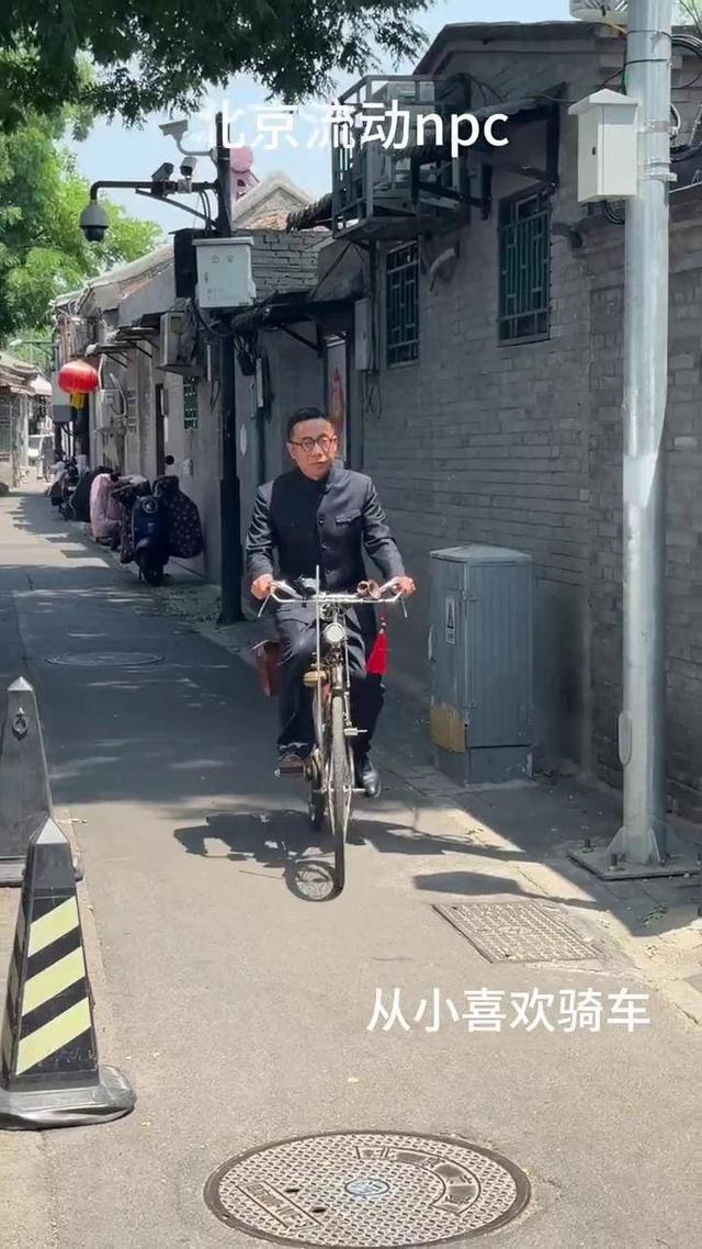 故宫红墙下惊现“活溥仪”！横店抢着邀约，老奶奶激动站起求合影