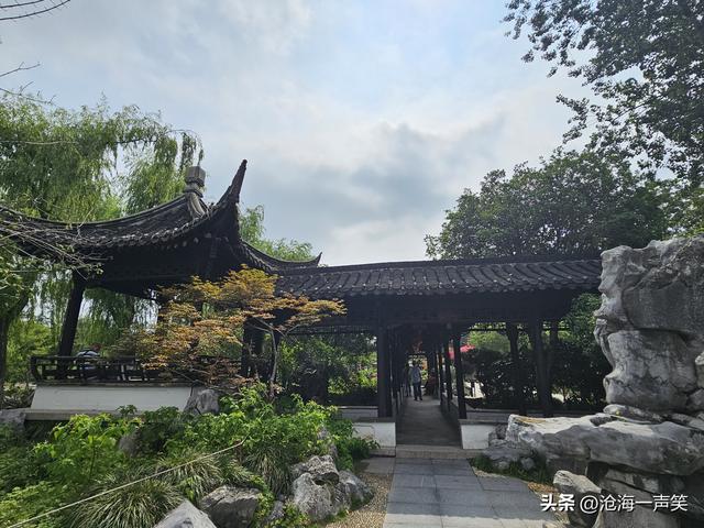 扬州廋西湖，石桥，假山，凉亭，弯弯的小河，飘香的荷叶……