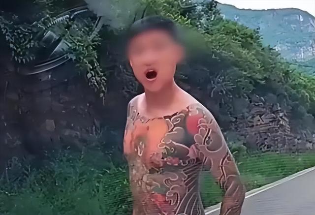 无牌奥迪加塞恐吓女子后续！纹身男身份被扒，难怪嚣张，恐被拘留