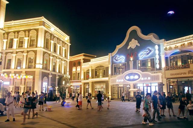 通化龙兴里文旅小镇，建筑充满民国风情，夜色下让人流连忘返