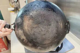 燃气灶总是熏黑锅底，多亏售后工人“指点迷津”，这下刷锅简单了图片