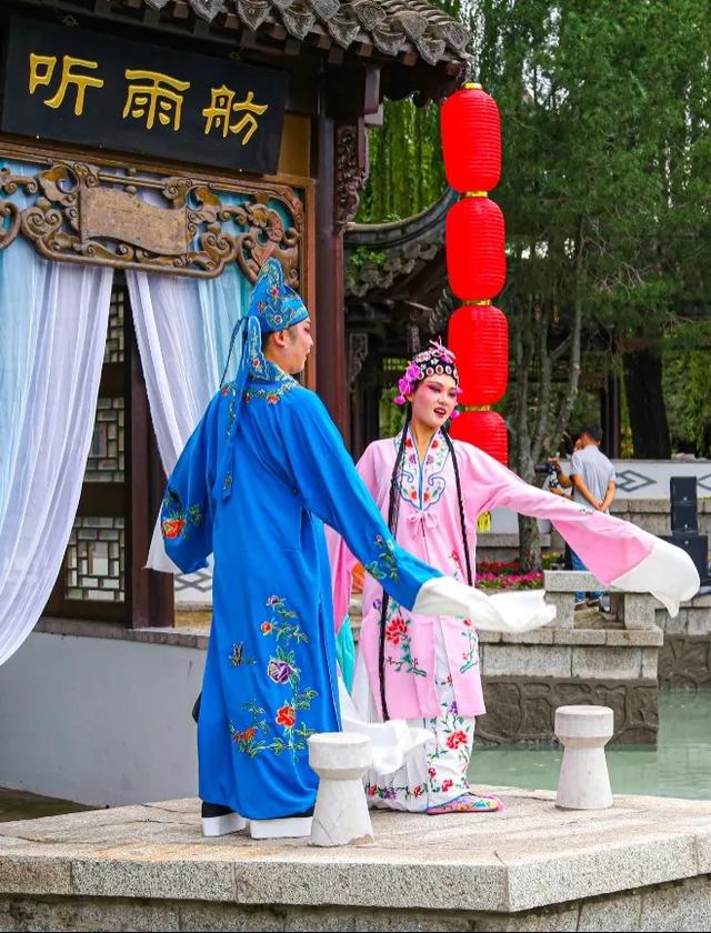 中秋国庆彩灯游园会限定表演！场场精彩～前方有欢乐因子正在释放！