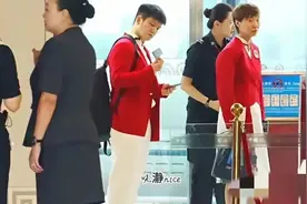 国乒抵达香港入住酒店了，樊振东王曼昱镜头少，陈梦更新社交媒体图片