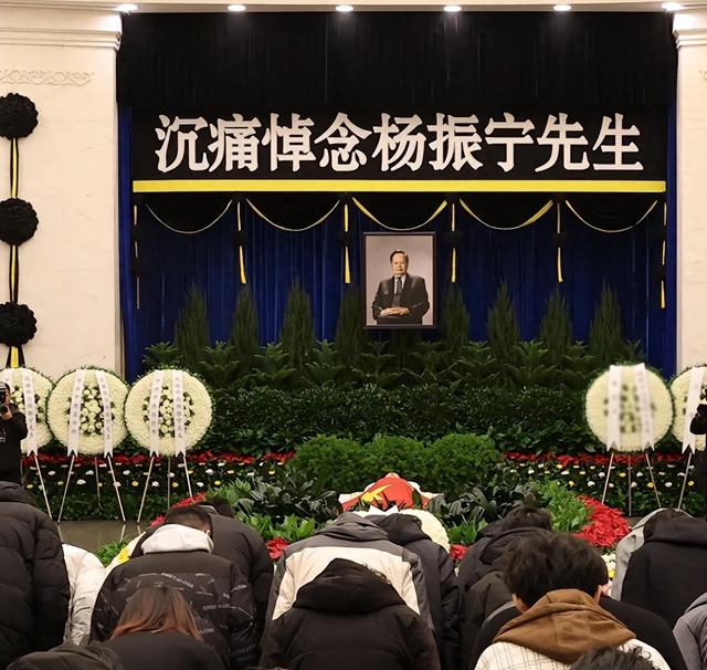 杨振宁追悼会曝光！墓外排百米长队，翁帆眼哭肿了，三子神情哀痛