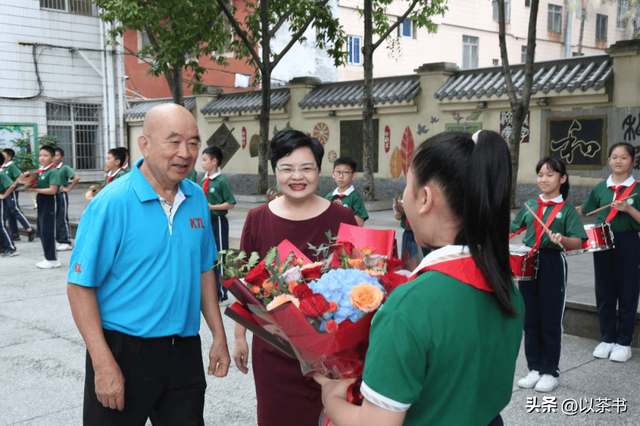 75岁梁戈亮今定居北京，是北大医学部教授，曾让癌症寡母活到81岁