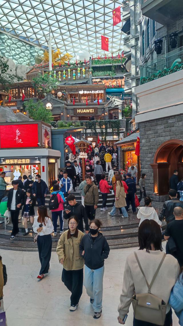 长春这有山摩肩擦踵，南湖公园绿树迎风