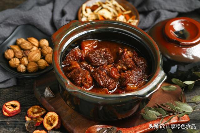 炖牛肉放什么调料，5种基础料 + 6种增香香料，肉嫩汤鲜不膻