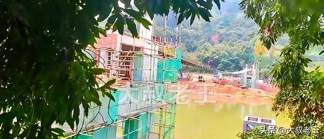 贵州赤水市大同古镇正在修建古镇吊桥，古镇旅游新景观