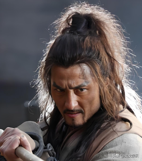 演员亲兄弟，境遇大不相同！弟弟住豪宅，哥哥却在成名后锒铛入狱