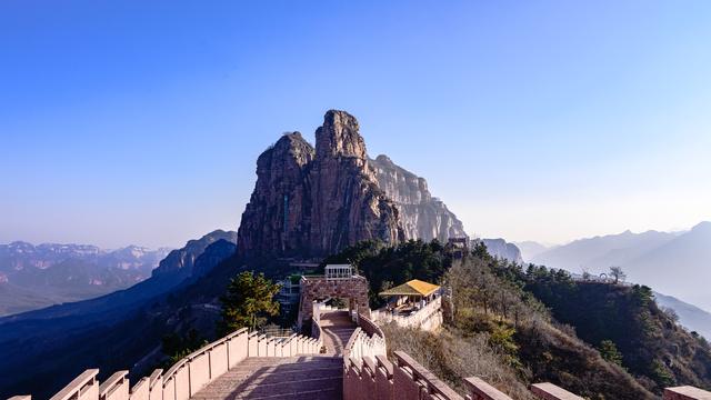 游东太行，望群山 ，感悟‘云海翻腾走龙蛇，绝壁生辉见奇峰’