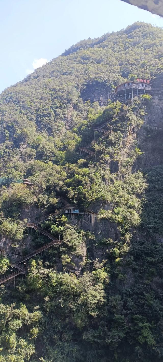 两山相对出，孤峰绕白云