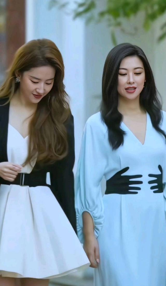 惊！刘亦菲朱珠逛街，网友：这才是真正的“盛世美颜”！