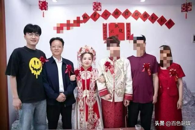 承认了，全是演的！她的真实身份曝光