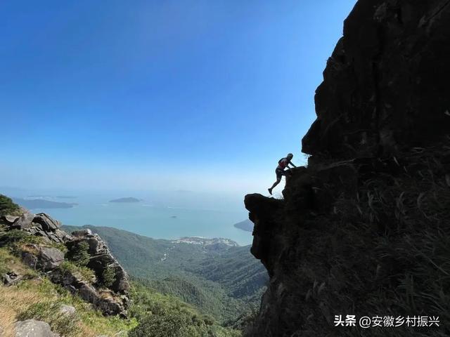 豆瓣评分8.8，这部纪录片的主角始终是那座山