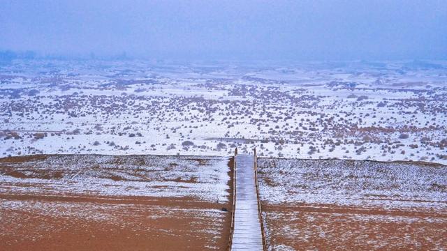 敦煌阳关迎来2025年初冬的第一场雪