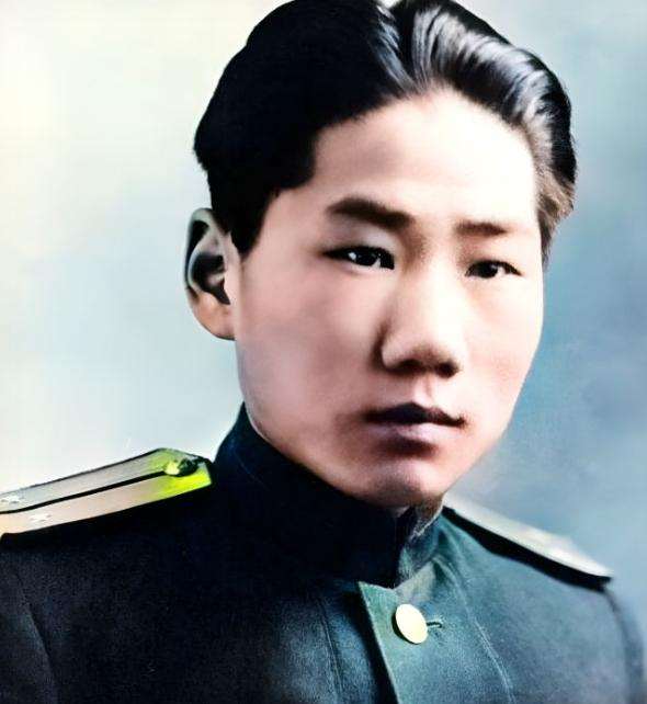 1959年，刘思齐首次为毛岸英扫墓，悲痛难掩，妹妹邵华在旁陪伴