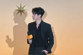 杨洋上海出席宝格丽活动，颜值这一块真的没得黑，就连影子都很帅图片