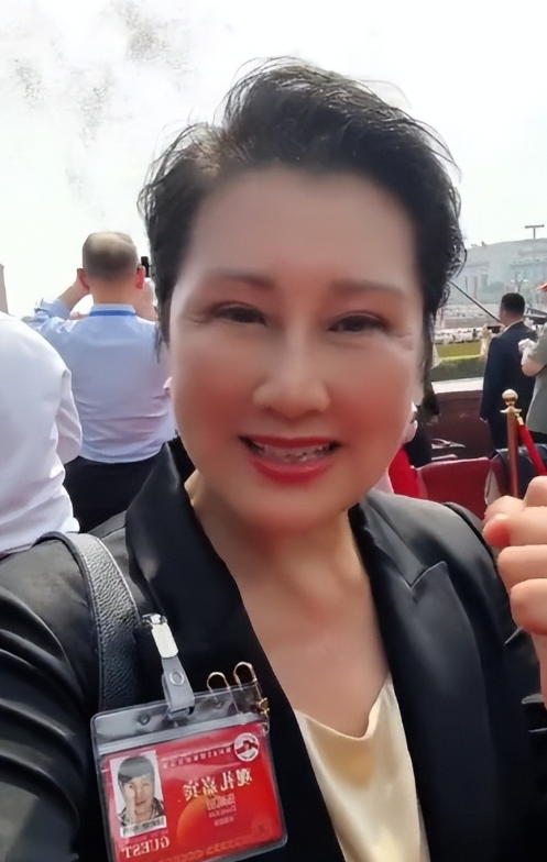没想到，63岁的张凯丽，因阅兵上的一动作口碑暴增，杨幂说对了