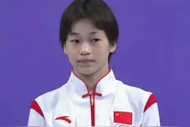 全红婵回迈合村，队医紧随，领导亲自护送！全爸鞠躬表示感谢！图片
