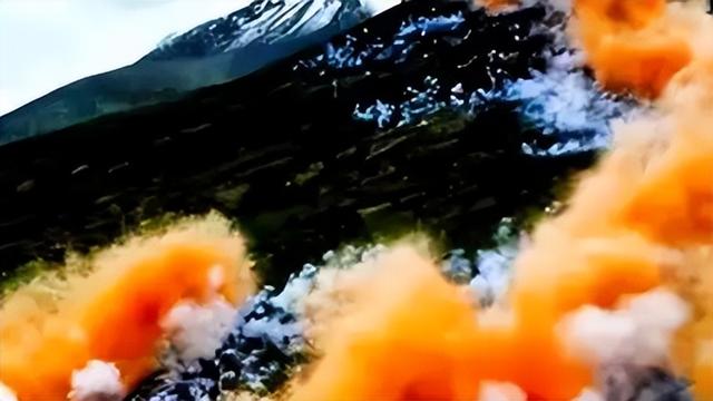 雪山“升龙”烟花后，全网吵翻天，当地人在默默捡垃圾！