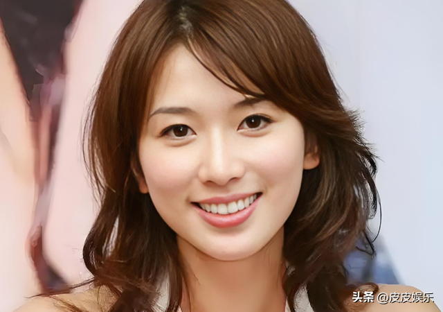 50岁林志玲婚后生活曝光，家务全包全家8点睡觉，儿子读国际学校